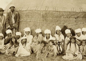 1913-1915-жылдардагы кыргыз үй-бүлөсүнүн сүрөтү