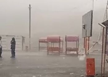 Төө-Ашууда кар жаады. Жол тескөөчүлөр айдоочуларды сак болууга чакырды