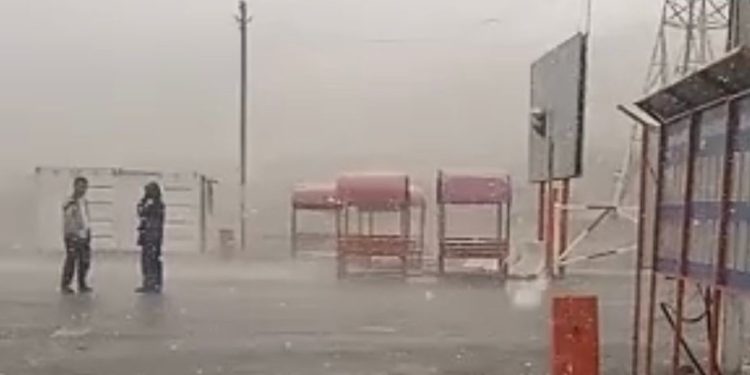 Төө-Ашууда кар жаады. Жол тескөөчүлөр айдоочуларды сак болууга чакырды