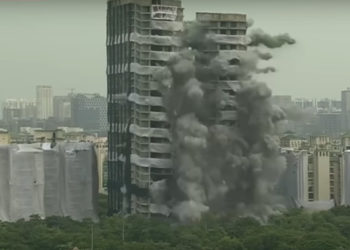 Индияда 103 метрлик асман тиреген эки имарат жардырылды (видео)