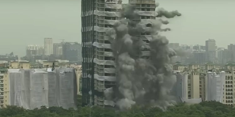 Индияда 103 метрлик асман тиреген эки имарат жардырылды (видео)