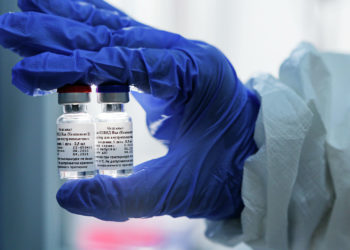 «Эриткичи жок келген». Кыргызстанга 100 миңден ашуун коронавируска каршы вакцина келди