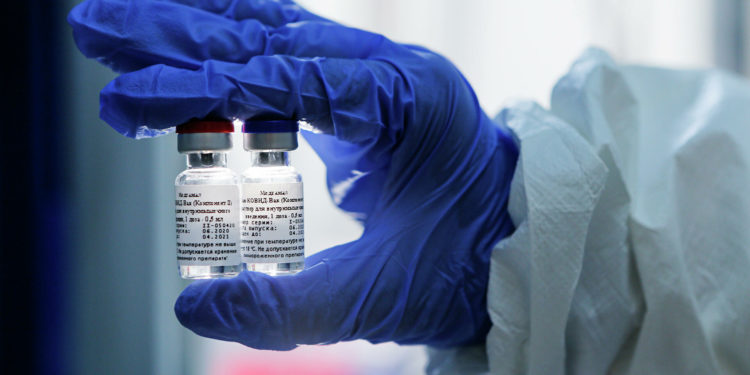 «Эриткичи жок келген». Кыргызстанга 100 миңден ашуун коронавируска каршы вакцина келди