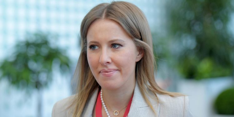 Ксения Собчак Парижде чемодан алуу үчүн кыргыз картасын колдонгонун жазды