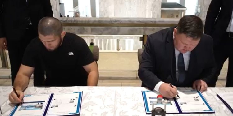 «Кыргыз почтасы» Хабиб Нурмагомедовдун атасынын урматына марка чыгарды (видео)