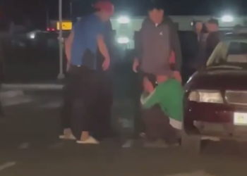 Чолпон-Атадагы эркекти бетке тепкен видео. Милиция чыр 12 миң сомдук карыздан чыкканын билдирди (видео)