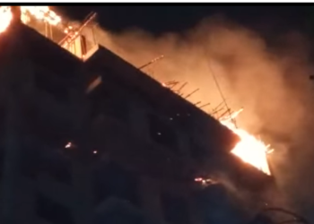 Бишкекте көп кабаттуу үйдөн чыккан өрт. 14-кабаттагы курулуш материалдары толук күйүп кеткен (видео)