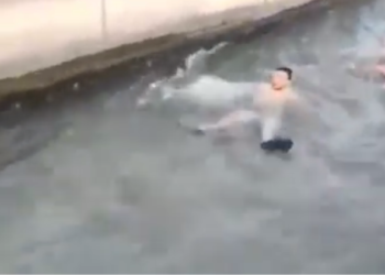 «Түндүкэлектр» ишканасынын кызматкери каналда агып бараткан баланы куткарып калды (видео)