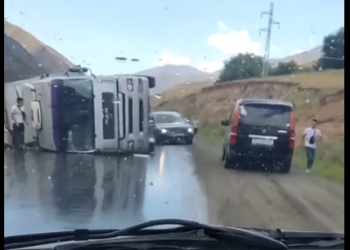 Жалал-Абадда эки оор жүк ташуучу унаа кагышып, айдоочу реанимацияга жаткырылды (видео)