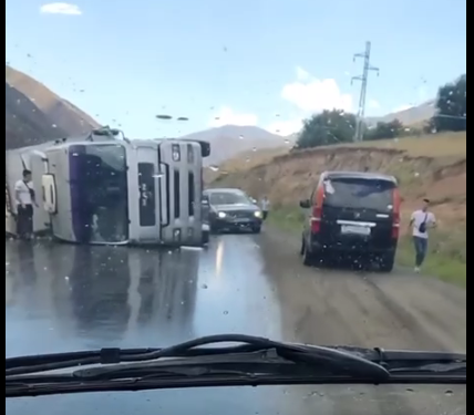 Жалал-Абадда эки оор жүк ташуучу унаа кагышып, айдоочу реанимацияга жаткырылды (видео)