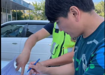 «Шашып бараткам». Ырчы Гүлжигит Калыков коопсуздук курун тагынбаганы үчүн айып салынды (видео)