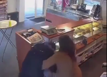 Дүкөнгө бычак менен кирген ууруну сатуучу аял сүлгү менен сабап салган (видео)