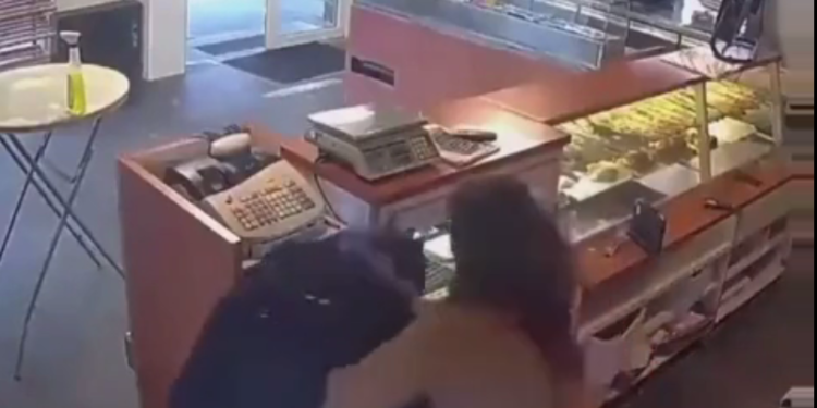 Дүкөнгө бычак менен кирген ууруну сатуучу аял сүлгү менен сабап салган (видео)