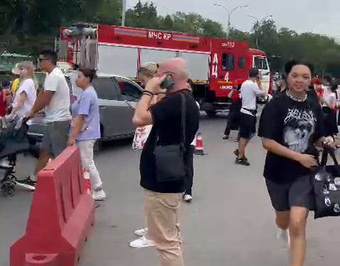 Бишкектеги «Asia Mall» соода борборундагы адамдар эвакуацияланып жатат