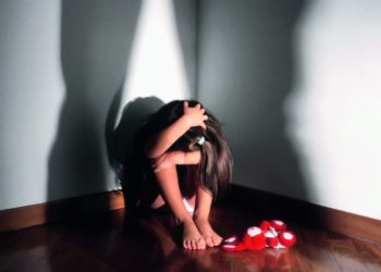 «Классташтары кызды чечинтип, муунтканын көрүшкөн». Ноокенде 6 жаштагы кызды зордуктоого шектелгендин жакындары жазаны жеңилдетүүгө аракет кылып жатканы айтылды