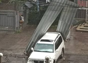 Бишкекте катуу шамалдан улам үйдүн чатыры унаага түшкөн