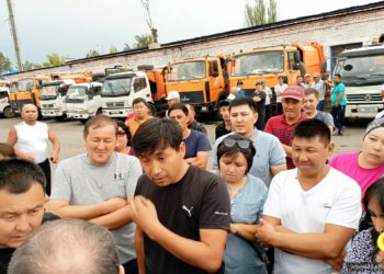 “Тазалык” ишканасынын кызматкерлери нааразылык акциясына чыгышты