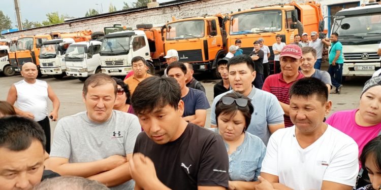 “Тазалык” ишканасынын кызматкерлери нааразылык акциясына чыгышты