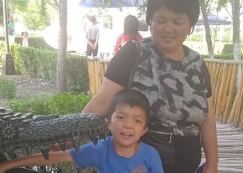 Жардамга муктаж эне: «Баламдын кыр арка сөөгү кыйшайып баратат, Түркиядан операция жасатканга жардам керек» (видео)