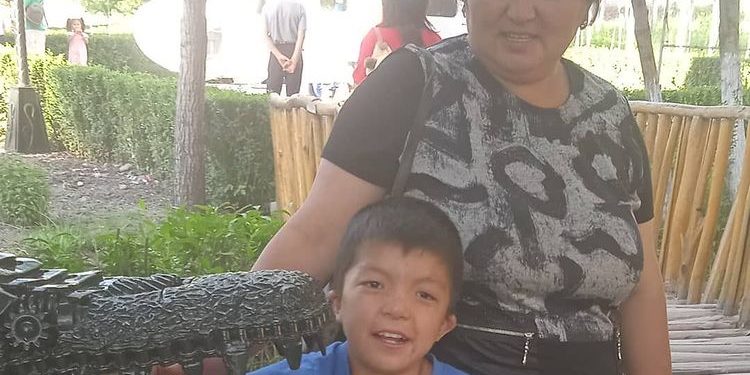 Жардамга муктаж эне: «Баламдын кыр арка сөөгү кыйшайып баратат, Түркиядан операция жасатканга жардам керек» (видео)