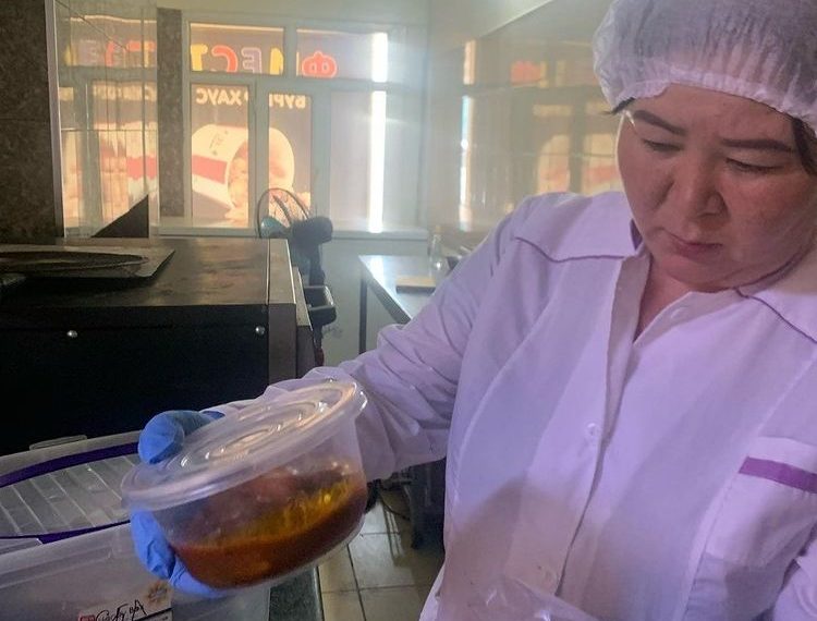 Ошто тамактануучу жайлар текшерилип, санитардык талапка жооп бербеген 6 кафе жабылды (тизме)