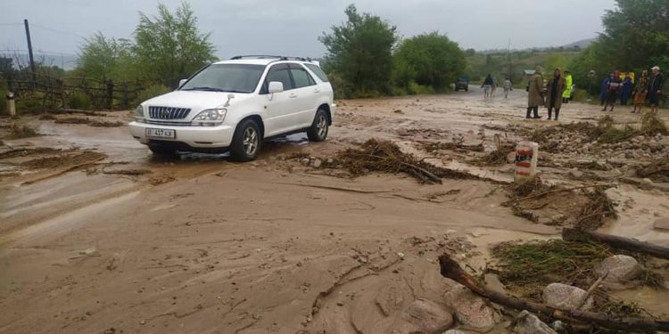 Бүгүн Жети-Өгүз районунда жүргөн селдин кесепети жоюлду (видео)