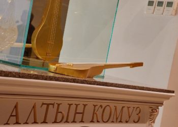 Улуттук тарых музейине алтынга ширетилген комуз тапшырылды (сүрөт)