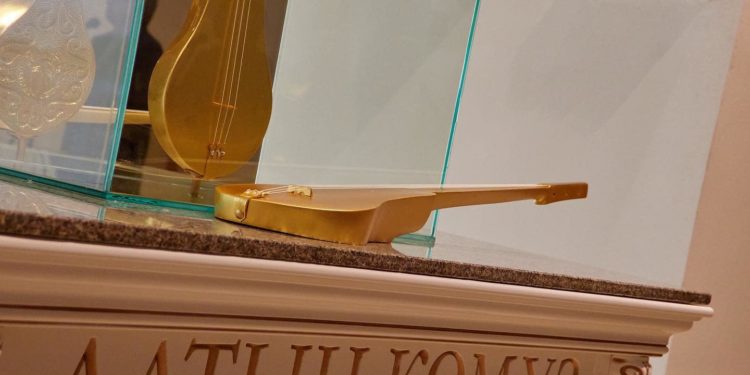 Улуттук тарых музейине алтынга ширетилген комуз тапшырылды (сүрөт)