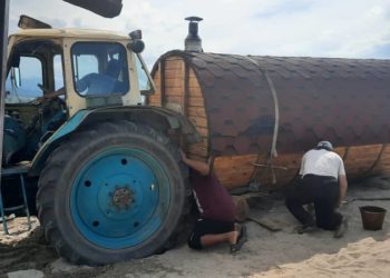 Ысык-Көлдөгү пляжда жайгашкан көчмө мончо бузулуп, ордунан алынды (видео)