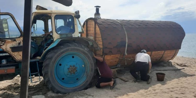 Ысык-Көлдөгү пляжда жайгашкан көчмө мончо бузулуп, ордунан алынды (видео)