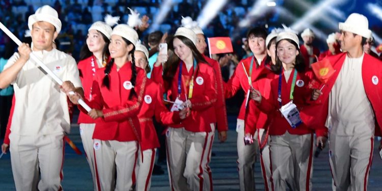 «Кыргызстандын желеги желбиреди». Түркиядагы Ислам шериктештиги оюндарынын салтанаттуу ачылыш аземинен сүрөттөр