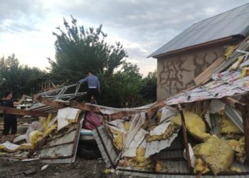 Чүйдө катуу шамал 17 үйдүн, 2 сарайдын чатырын учуруп кеткен (сүрөт)