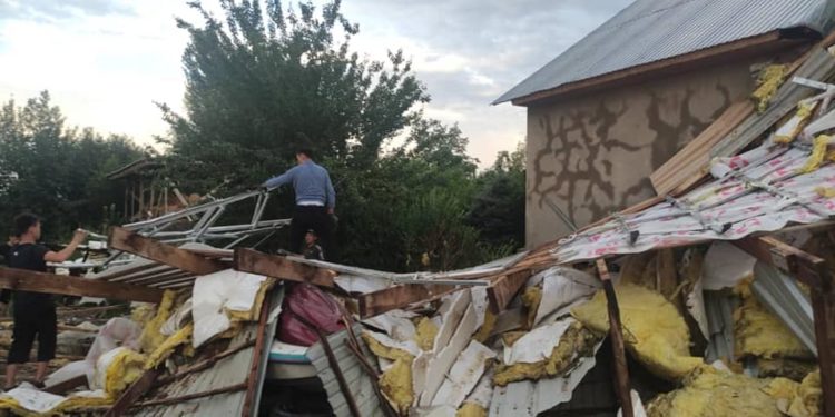 Чүйдө катуу шамал 17 үйдүн, 2 сарайдын чатырын учуруп кеткен (сүрөт)