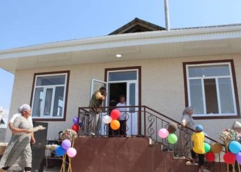 Сузакта төрт адамдан турган мүмкүнчүлүгү чектелген үй-бүлөгө үй куруп беришти (сүрөт)