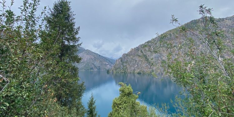 Сары-Челек көлүнүн көз жоосун алган сүрөттөрү