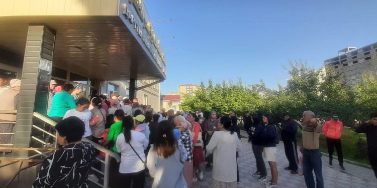 «Таң атпай толтура бейтап». Бишкектеги Эне жана баланы коргоо борборундагы кезек