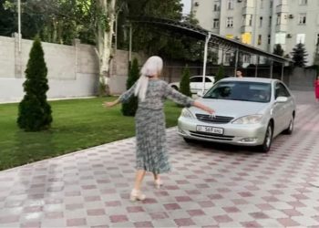 Эне жүрөгү. 2 айга камакка алынган Ырыс Жекшеналиевдин апасы уулу отурган унаанын жолун тороп…