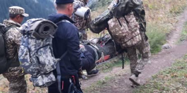 «Учитель» чокусунан түшүп келе жатып кулап түшкөн туристтин жансыз денеси табылды