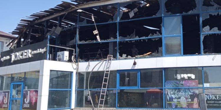 Бостеридеги «Joker» түнкү клубунан чыккан өрт өчүрүлдү. Жабыркагандар жок