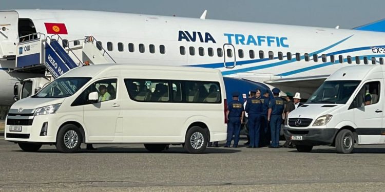 Орусиядагы жол кырсыкта каза болгон Кыргыз жарандарынын сөөгү жүктөлгөн борт Ошко конду