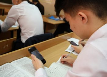 Сабак учурунда окуучуларга телефон колдонууга чектөө киргизилет