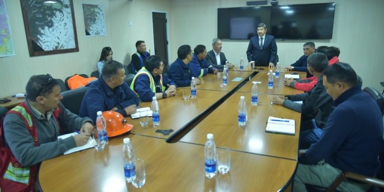 «Көзөмөл катуу болот». Жапаров менен Ташиев Кумтөр кенине барды