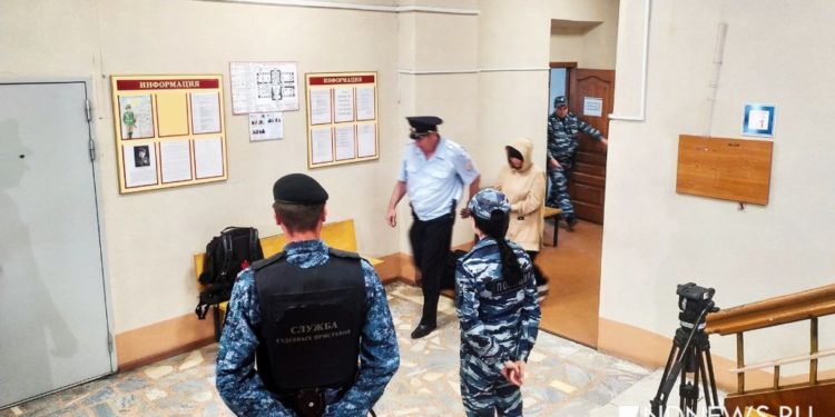 Екатеринбургда баласын сатууга аракет кылган келиндин курбусу: «Туугандары чалып, акча сурай беришчү»