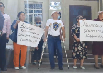 Бишкекте «Алымкадыр Бейшеналиевди кызматында калтыргыла» дегендер митингге чыгышты