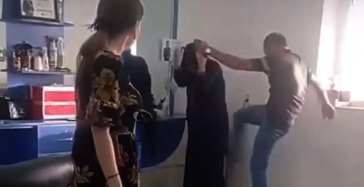 Түркмөнстандагы сулуулук салондо аялын сабаган кишинин видеосу тарады