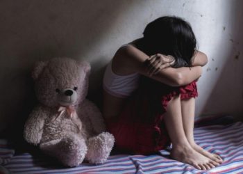 Таласта 17 жаштагы кыз кош бойлуу. Апасы кошуна ага-ини зордуктаганын айтууда