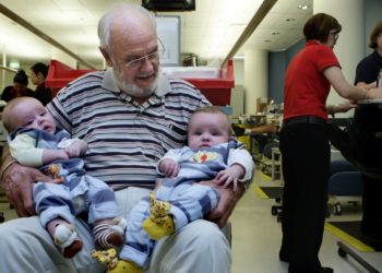 «Эки миллиондон ашуун өмүрдү сактап калган». 85 жаштагы Харрисон 18 жашынан бери кан тапшырып келет