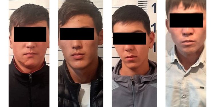 Ысык-Көлдө оюнчук тапанча менен коркутуп, каракчылык кылууга шектелген өспүрүмдөр кармалды