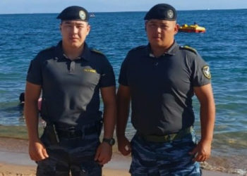 «Эжеси сиңдисин куткарам деп чөгө баштаган». Ысык-Көлдө эже-сиңдини милиция кызматкерлери аман алып калган