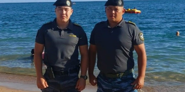 «Эжеси сиңдисин куткарам деп чөгө баштаган». Ысык-Көлдө эже-сиңдини милиция кызматкерлери аман алып калган